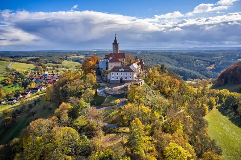 Im Bild sieht man die Leuchtenburg in Seitenroda. Wer das Bild anklickt, ist selbst schuld. Du wurdest gewarnt. :)