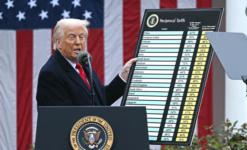 Donald Trump gibt seine Vergeltungszölle während einer Veranstaltung im Rosengarten des Weißen Hauses am 2. April 2025 bekannt.